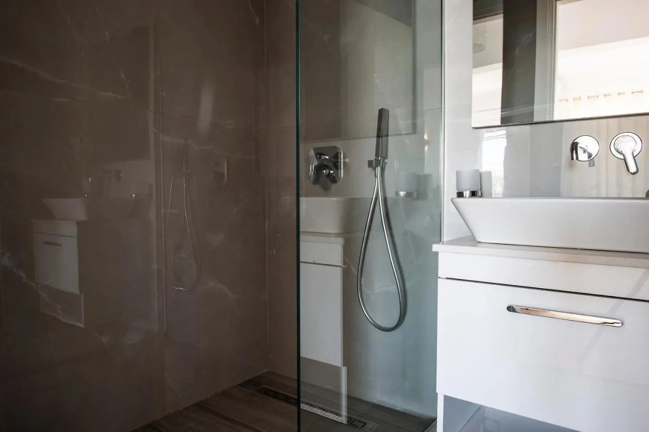 Ionio Rooms I Himare Hotel